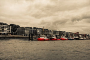 Hamburg Neumühlen , moderne Architektur und traditonelle Schlepper Hamburg Neumühlen , moderne Architektur und traditonelle Schlepper